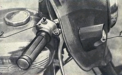 Передний указатель поворота на ветровом стекле мотоцикла