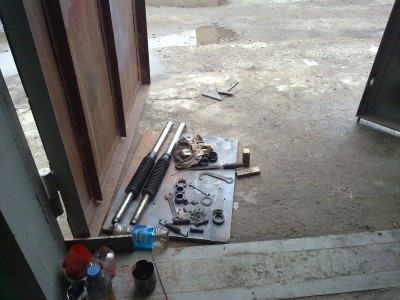 09042012181.jpg (702.18 Кіб) Переглянуто 4071 раз Сменил сальники передней вилки.