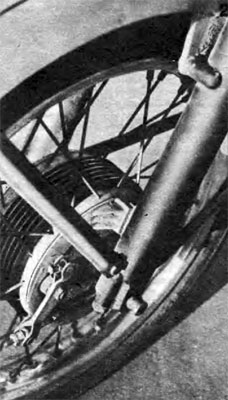 2.	Соединение опорного диска тормозных колодок с пером вилки стало более надежным и долговечным, обеспечив этому нагруженному узлу большую жесткость, а мотоциклу — устойчивость при торможении.