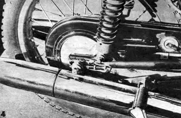 4.	Металлический кожух задней цепной передачи выглядит анахронизмом на этом современном мотоцикле.