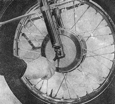 Рис. 33. Снятие переднего колеса