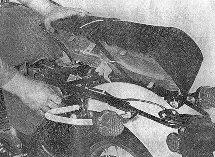 Рис. 41. Снятие седла и замка